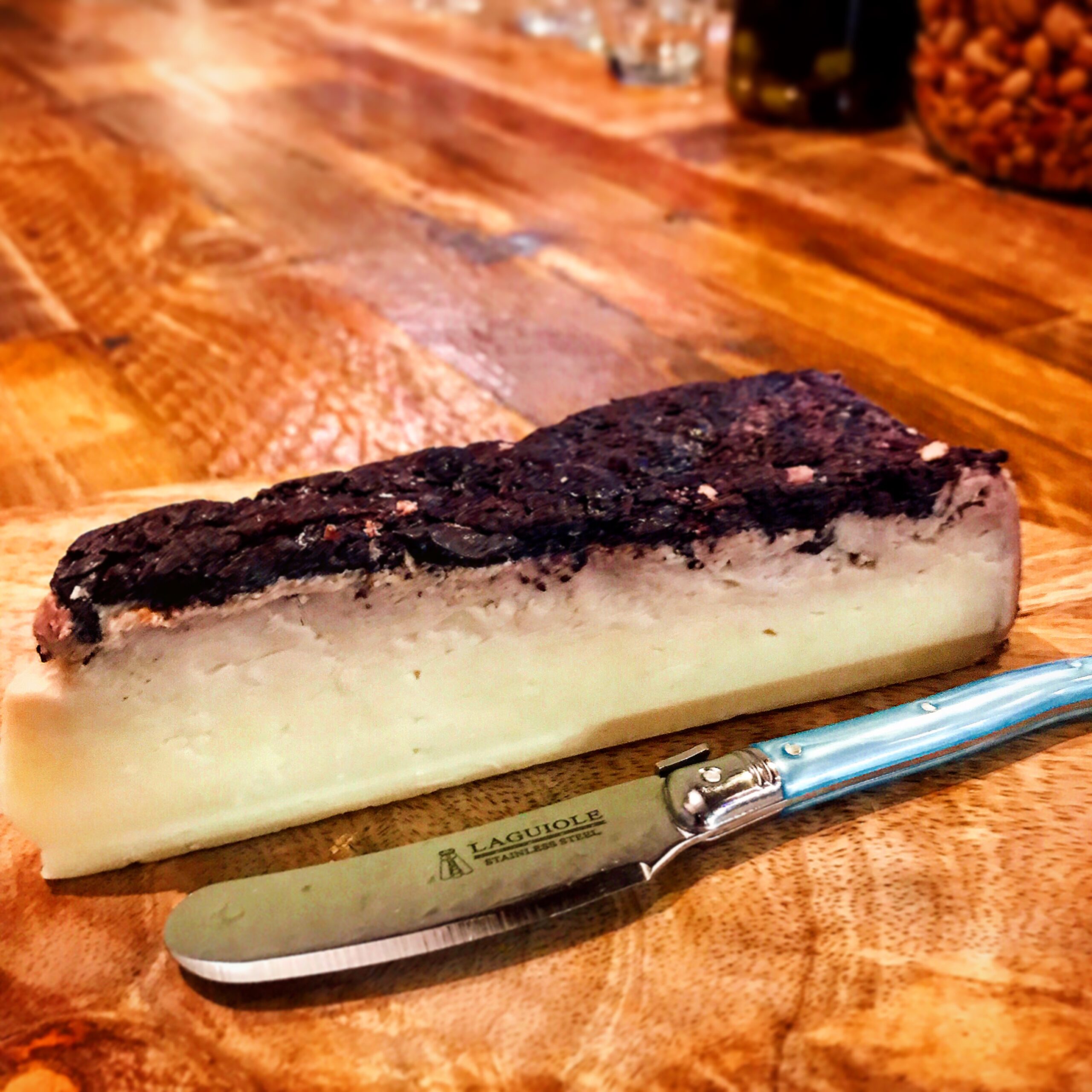 イタリアの牛乳チーズ『テストゥン アル バローロ』