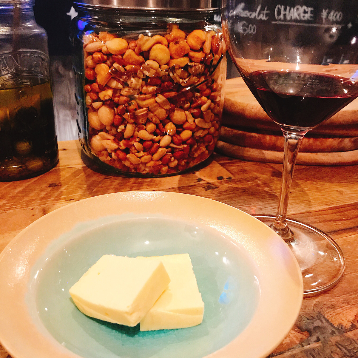 下北沢のワインスナックDAMIANの赤ワインとチーズ